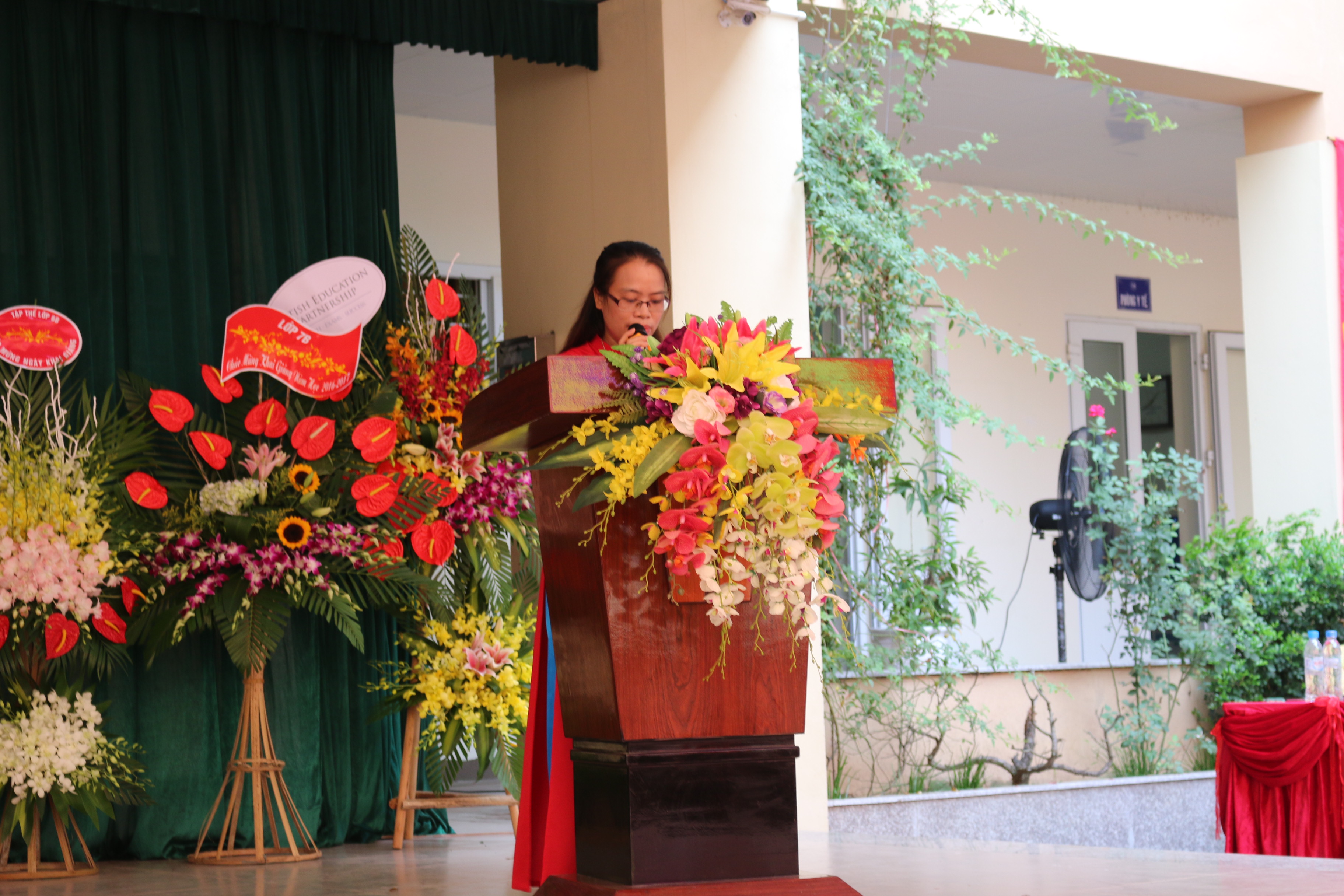 Cô Phạm Lan Anh phát biểu trong buổi lễ.JPG